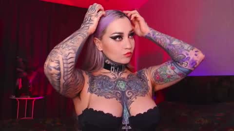 Snapshot of mistressdarksindel chatting on 12/17/25, 01:06 mistressdarksindel online show from 12/17/25, 01:06