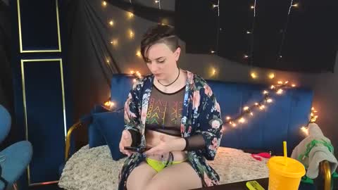 Snapshot of mistressquynnxo chatting on 10/07/25, 08:17 Mistress Quynn online show from 10/07/25, 08:17