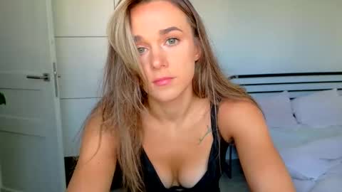 Snapshot of mmminnie chatting on 09/11/25, 02:28 mmminnie online show from 09/11/25, 02:28