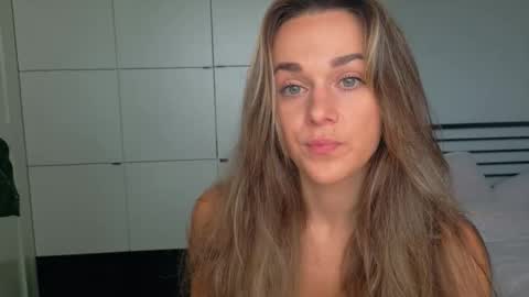 Snapshot of mmminnie chatting on 10/17/25, 12:08 mmminnie online show from 10/17/25, 12:08