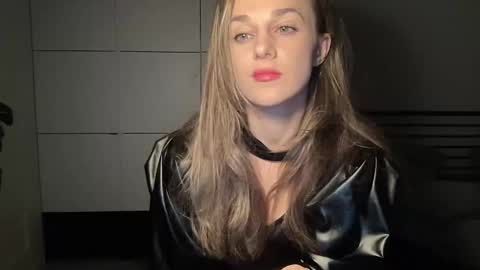 Snapshot of mmminnie chatting on 10/26/25, 05:19 mmminnie online show from 10/26/25, 05:19