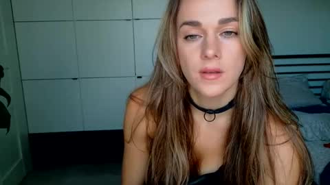 Snapshot of mmminnie chatting on 10/31/25, 02:40 mmminnie online show from 10/31/25, 02:40