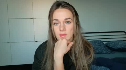 Snapshot of mmminnie chatting on 12/16/25, 01:49 mmminnie online show from 12/16/25, 01:49