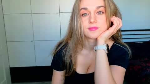 mmminnie online show from 04/01/26, 02:03