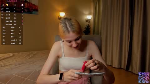 Snapshot of moirebroady chatting on 09/22/25, 01:29 Laura online show from 09/22/25, 01:29