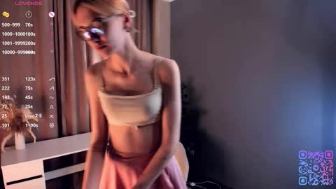 Snapshot of moirebroady chatting on 10/07/25, 01:14 Laura online show from 10/07/25, 01:14