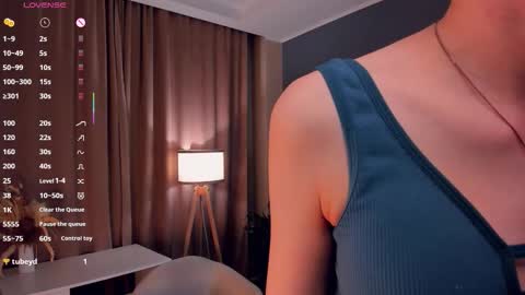 Snapshot of moirebroady chatting on 10/09/25, 01:36 Laura online show from 10/09/25, 01:36