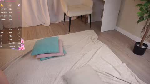 Snapshot of moirebroady chatting on 10/13/25, 01:33 Laura online show from 10/13/25, 01:33