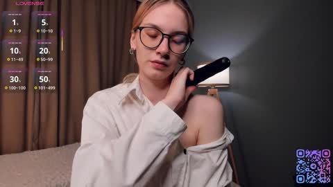 Snapshot of moirebroady chatting on 11/03/25, 01:40 Laura online show from 11/03/25, 01:40