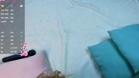 Snapshot of moirebroady chatting on 11/17/25, 01:28 Laura online show from 11/17/25, 01:28