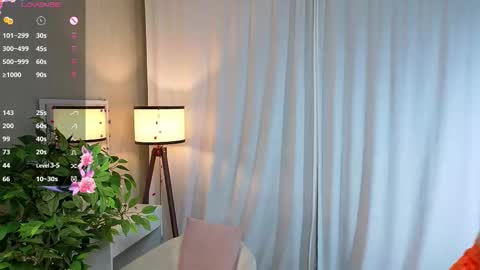 Snapshot of moirebroady chatting on 11/18/25, 11:03 Laura online show from 11/18/25, 11:03