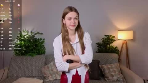 Snapshot of moirebroady chatting on 11/25/25, 11:10 Laura online show from 11/25/25, 11:10