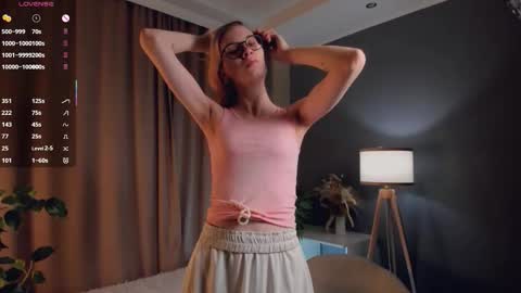 Snapshot of moirebroady chatting on 11/26/25, 01:17 Laura online show from 11/26/25, 01:17