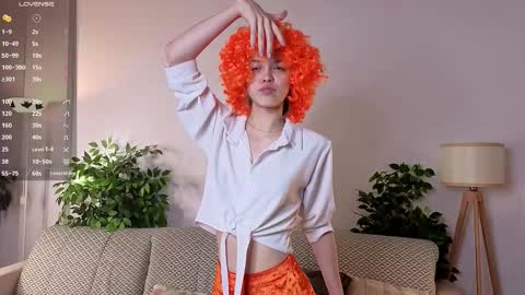 Snapshot of moirebroady chatting on 11/28/25, 11:02 Laura online show from 11/28/25, 11:02