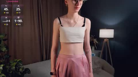 Snapshot of moirebroady chatting on 11/30/25, 01:09 Laura online show from 11/30/25, 01:09