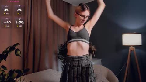 Snapshot of moirebroady chatting on 12/02/25, 01:22 Laura online show from 12/02/25, 01:22