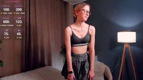 Snapshot of moirebroady chatting on 12/03/25, 01:35 Laura online show from 12/03/25, 01:35