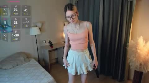 Snapshot of moirebroady chatting on 12/14/25, 01:11 Laura online show from 12/14/25, 01:11