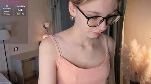 Snapshot of moirebroady chatting on 12/15/25, 01:21 Laura online show from 12/15/25, 01:21