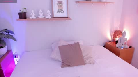 M o L l i E  online show from 02/14/25, 11:42