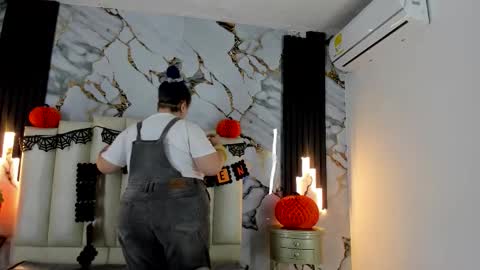 Snapshot of molliebue1 chatting on 10/29/25, 12:29 Hey Guys Im Mollie online show from 10/29/25, 12:29