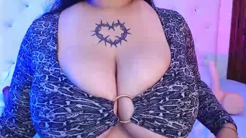 Snapshot of molly_curvyhot chatting on 10/23/25, 02:27 molly_curvyhot online show from 10/23/25, 02:27
