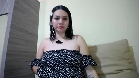 Snapshot of molly_fragance chatting on 09/15/25, 06:30 Molly online show from 09/15/25, 06:30