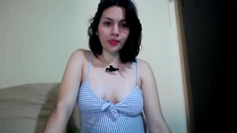 Snapshot of molly_fragance chatting on 09/18/25, 06:10 Molly online show from 09/18/25, 06:10
