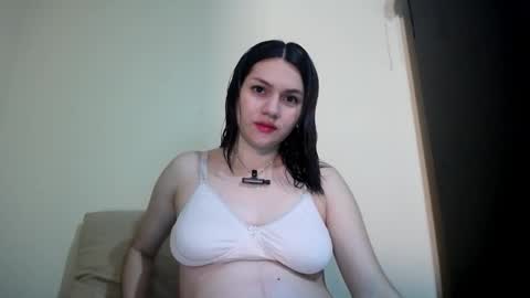Snapshot of molly_fragance chatting on 10/20/25, 06:19 Molly online show from 10/20/25, 06:19