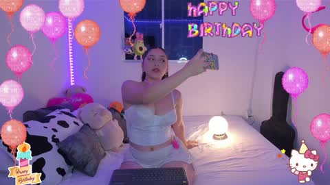 Snapshot of molly_g18 chatting on 12/28/24, 02:33 MARIANA online show from 12/28/24, 02:33