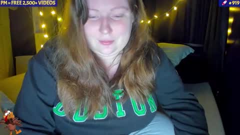 molly_moons online show from 11/28/25, 11:07