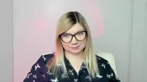 Molly online show from 10/20/25, 11:43