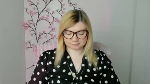 Snapshot of molly_moree chatting on 05/17/26, 11:39 Molly online show from 05/17/26, 11:39