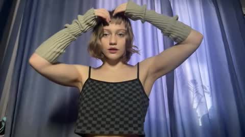 molly_poly online show from 11/17/25, 09:59