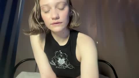 molly_poly online show from 04/25/26, 01:52