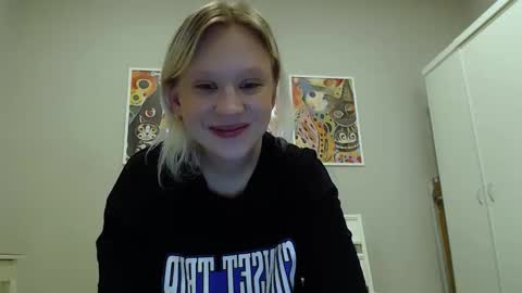 Snapshot of molly_smolly_ chatting on 02/16/25, 02:10 lo online show from 02/16/25, 02:10