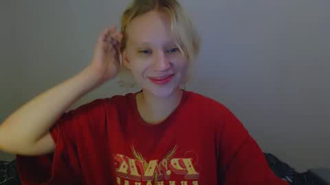 Snapshot of molly_smolly_ chatting on 09/28/25, 03:28 lo online show from 09/28/25, 03:28