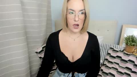 MollyCrazy online show from 11/27/25, 03:25