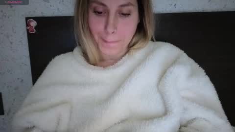 Snapshot of mollyforyou chatting on 11/22/25, 03:44 Nica follow me online show from 11/22/25, 03:44