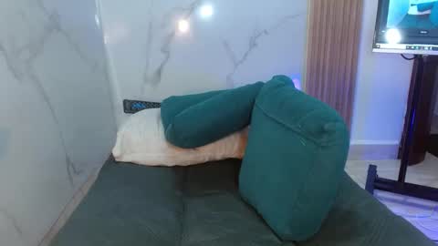  MOLLY  GUNSG online show from 12/16/25, 10:26