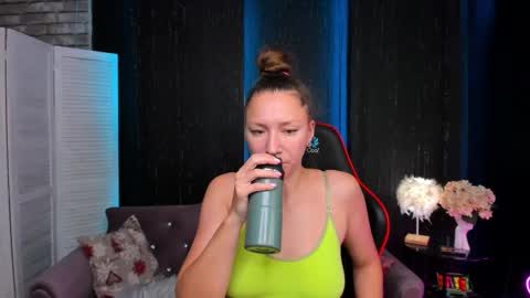 hi im Molly heregreat boobs big heart  warm pussy  online show from 11/19/25, 12:43