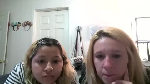 Snapshot of molovescows chatting on 12/16/25, 01:43 Bbymoxoxo online show from 12/16/25, 01:43