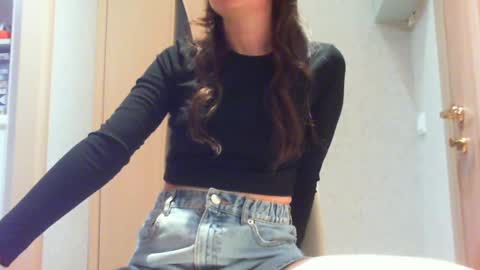 Snapshot of momentbeforedown chatting on 12/01/24, 04:29 Hailey online show from 12/01/24, 04:29