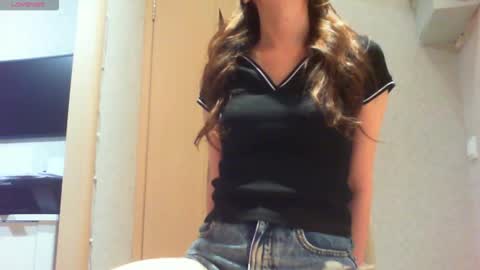 Snapshot of momentbeforedown chatting on 10/12/25, 10:09 Hailey online show from 10/12/25, 10:09