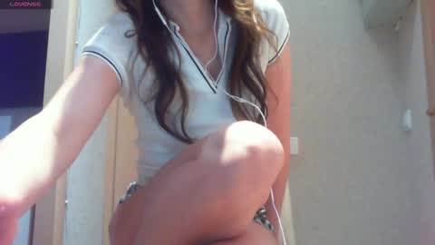 Snapshot of momentbeforedown chatting on 10/18/25, 04:04 Hailey online show from 10/18/25, 04:04