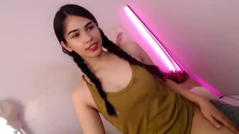 Snapshot of momi_khem019 chatting on 07/22/26, 06:16 MOMIKHEM online show from 07/22/26, 06:16