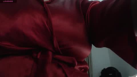 Snapshot of mommyissuess_ chatting on 10/29/25, 07:32 Daphne online show from 10/29/25, 07:32