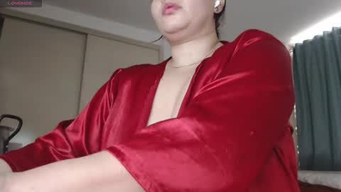 Snapshot of mommyissuess_ chatting on 11/05/25, 03:34 Daphne online show from 11/05/25, 03:34