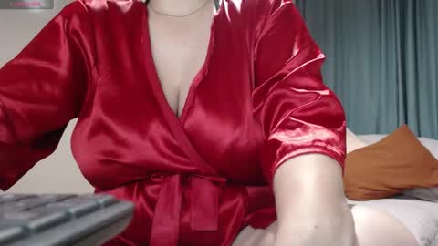 Snapshot of mommyissuess_ chatting on 11/10/25, 12:20 Daphne online show from 11/10/25, 12:20