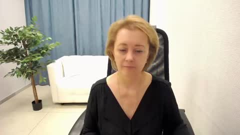 Snapshot of mona_w chatting on 05/06/26, 11:04 Mona online show from 05/06/26, 11:04